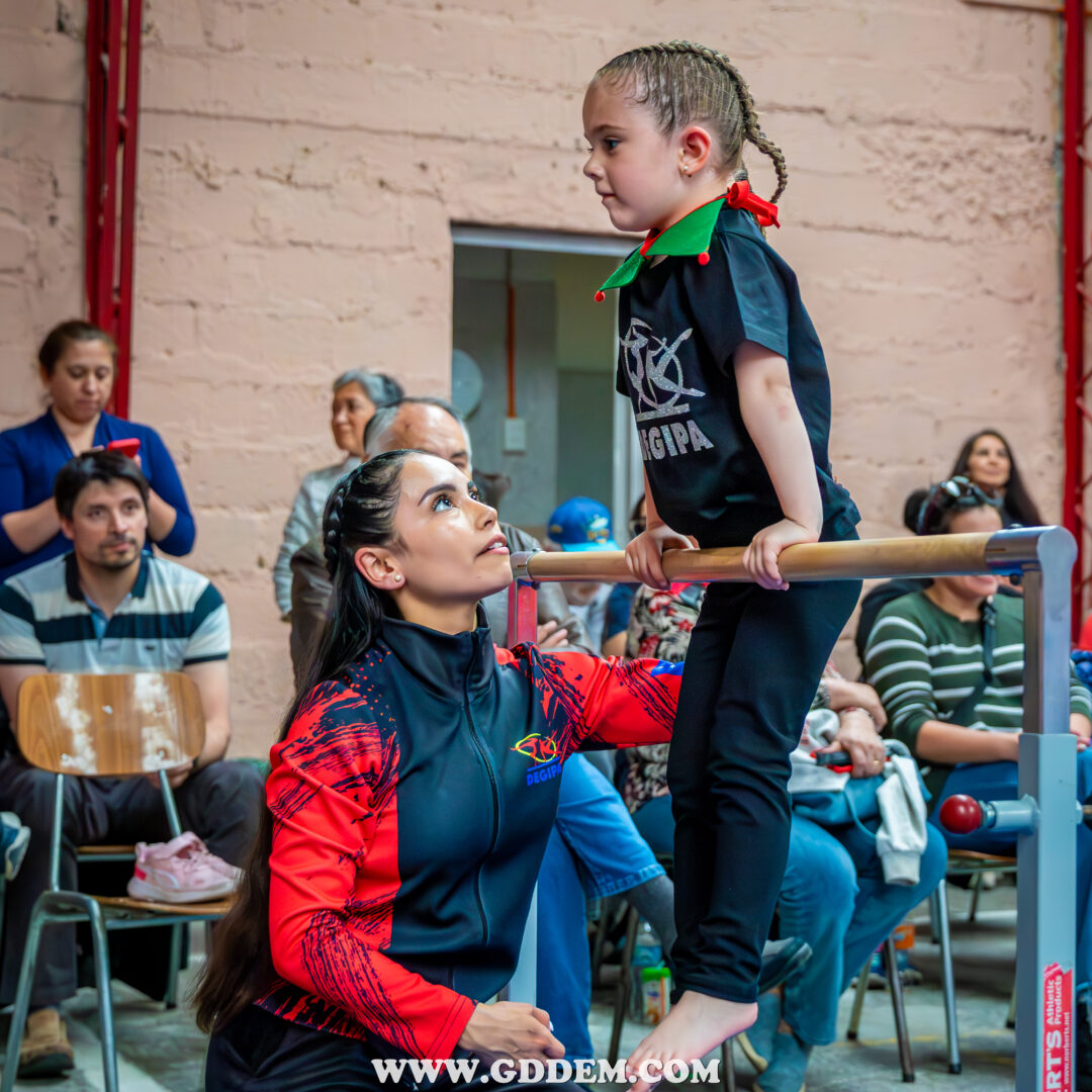 Participar en una competencia nacional implica también un gran esfuerzo familiar y logístico, especialmente para quienes viajan desde la región de Magallanes. Las familias de los deportistas han sido un pilar fundamental en este proceso, acompañando y apoyando cada etapa del camino hacia la Copa Alemania.